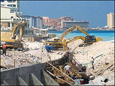 Según las autoridades extraer la arena del fondo del mar es un delito. 