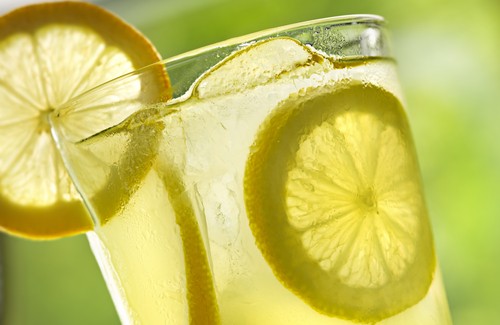 10 beneficios de beber agua tibia de limón cada maí±ana
