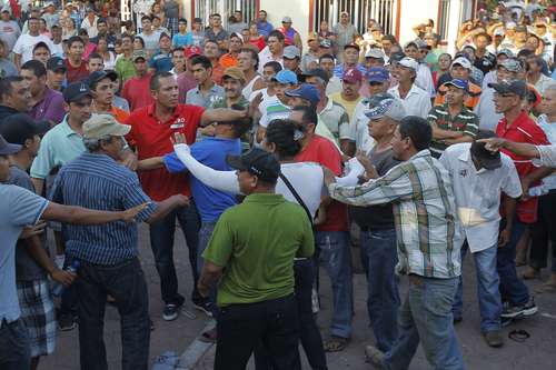 Astillero:  Paí­s de tragedias,   Carreteras rojas,   Tamaulipas hundido,  Castillo en problemas.