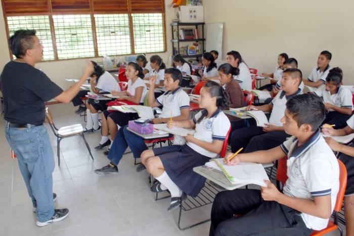 Falta de plazas dejará desempleados a más de mil maestros en Quintana Roo