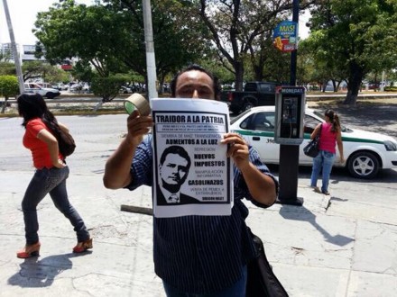 Policí­as impiden a jóvenes pegar carteles contra Peí±a en Cancún
