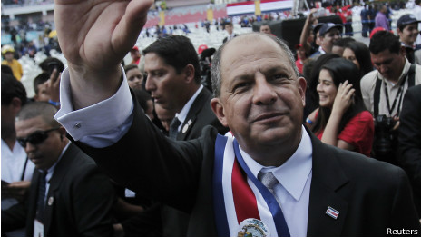Presidente de Costa Rica prohí­be el culto a su nombre e imagen