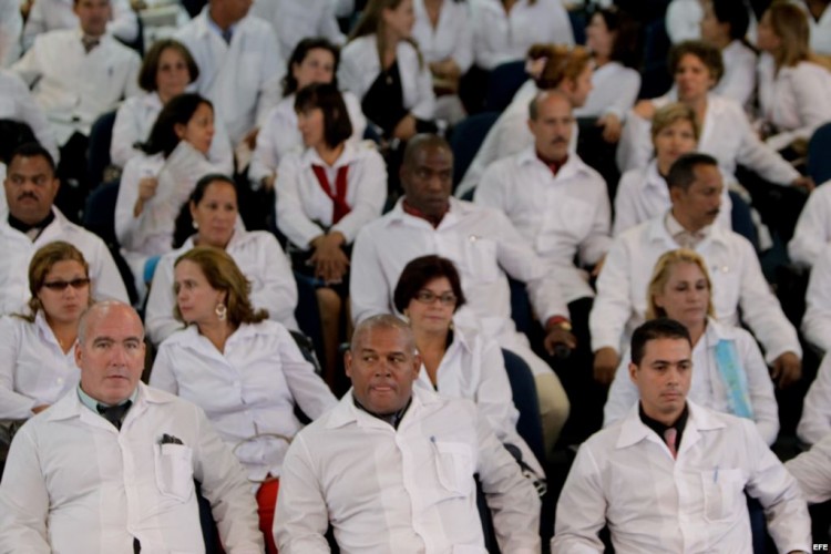 Cuba:Enví­a 461 médicos a ífrica para combatir el ébola