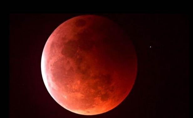 Regresa la ”luna sangrienta» y será más grande