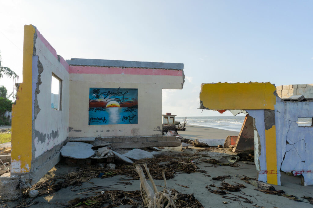 En la costa del Golfo de México, el mar arrasa comunidades enteras